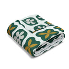 Green Retro Tile Fleece Blanket – Cozy Mid-Century Geometric Throw